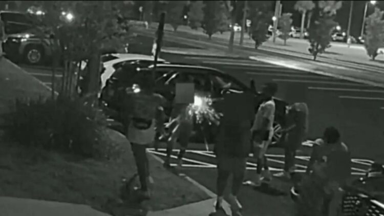 11 Yaşındaki Çocuk Annesinin Silahıyla 2 Kişiyi Vurdu