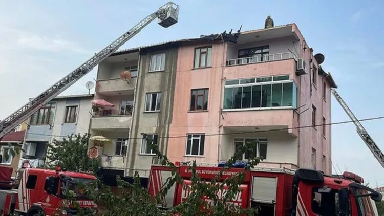 3 Katlı Binanın Çatı Katında Yangın Çıktı
