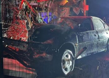 Sakarya’da Akaryakıt İstasyonunun Tabelasına Çarpan Otomobildeki 3 Kişi Yaralandı