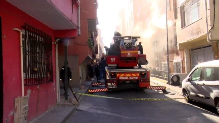 4 Katlı Apartmanda Yangın Çıktı: 3 Kişi Mahsur Kaldı