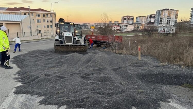 5 Ton Ayçiçeği Yüklü Traktör Römorku Devrildi