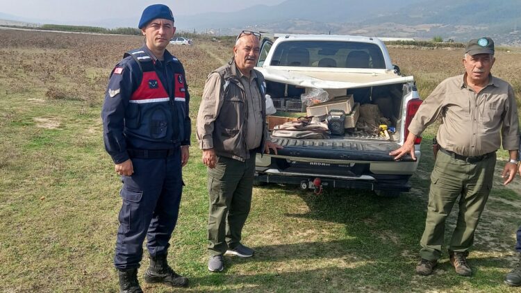 Ağ, Kafes Ve Ses Sistemiyle Saka Kuşu Avlayan Kişiye Para Cezası