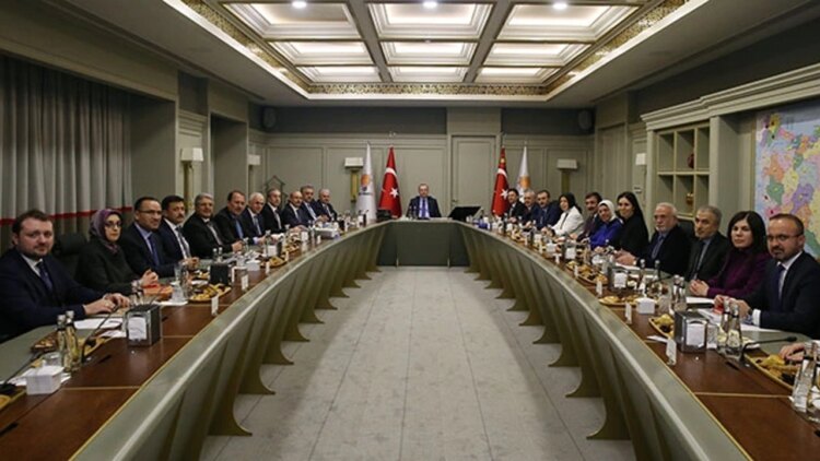 AK Parti MKYK Toplantısı Sonlandı: Olağanüstü Kongre Tarihi Verildi.