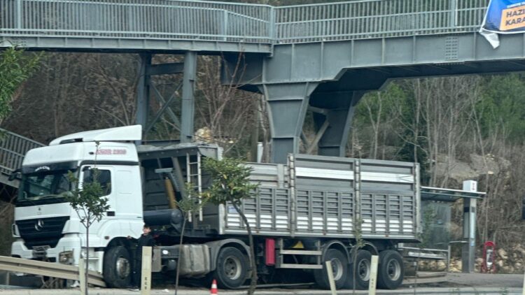 Arızaya Bakmak İçin İndiği Tır Hareket Edince Yaralandı