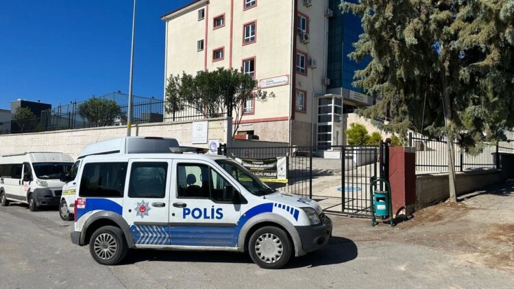 Aydın Kuşadası’nda Akıl Almaz Olay! Kızlar Tuvaletine Kamera Koyan Hizmetli Tutuklandı