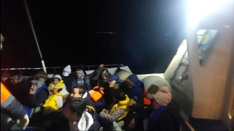 Ayvalık Açıklarında Geri İtilen 34 Göçmen Kurtarıldı