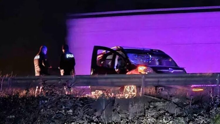 Bariyere Çarpan Hafif Ticari Araçtaki Kişiler Yaralandı