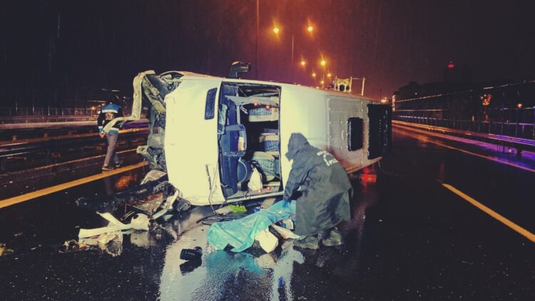 Bariyere Çarpan Minibüsün Sürücüsü Öldü