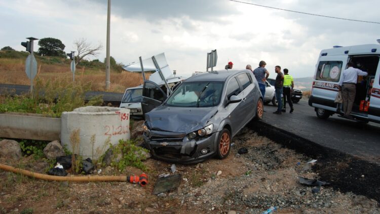 Bayramiç Kavşağında Meydana Gelen Trafik Kazasında 3 Kişi Yaralandı