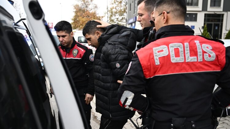 Bir Kişinin Cep Telefonunu Çalan 4 Şüpheliden 3’ü Tutuklandı