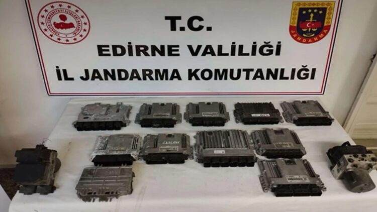 Bir Otomobilde Araç Parçaları ve Kaçak İçki Yakalandı