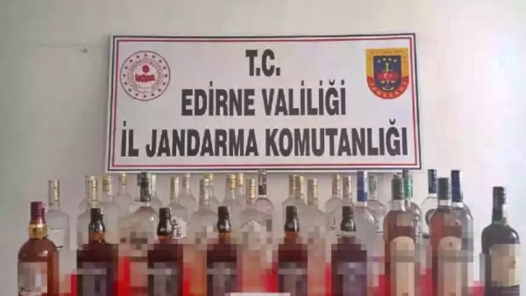 Bir Otomobilde Çok Sayıda Kaçak İçki Ele Geçirildi