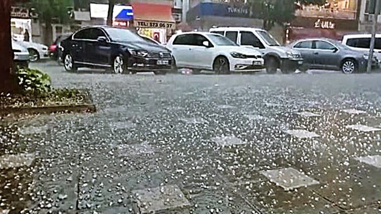 Bursa’da Etkili Olan Sağanak Ve Dolu Hayatı Olumsuz Etkiledi