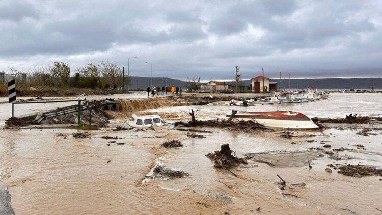 Çanakkale’de Sağanak Nedeniyle Kepez Limanı Girişi İle Balıkçı Barınağı Arası Trafiğe Kapatıldı