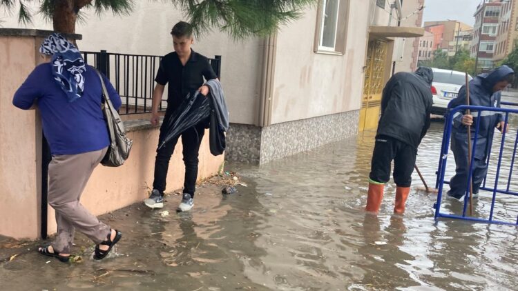 Çanakkale’de Şiddetli Yağış Yaşamı Olumsuz Etkiledi