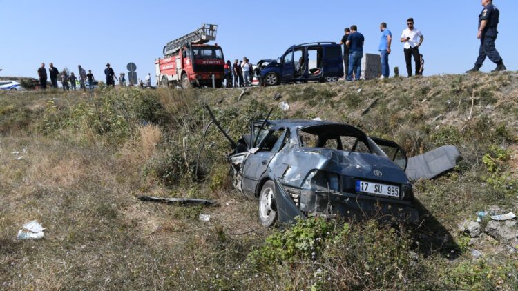 Çanakkale’nin Lapseki İlçesinde Trafik Kazası: 2 Kişi Hayatını Kaybetti 5 Kişi Yaralandı