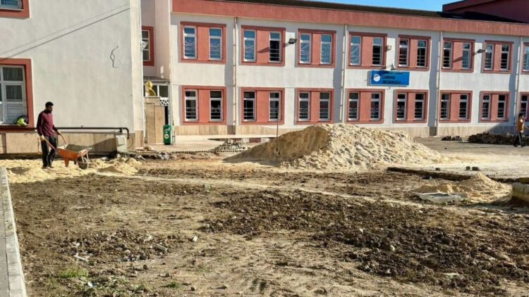 Çardak Ortaokulunun Spor Salonu İnşaatı Tamamlanıyor