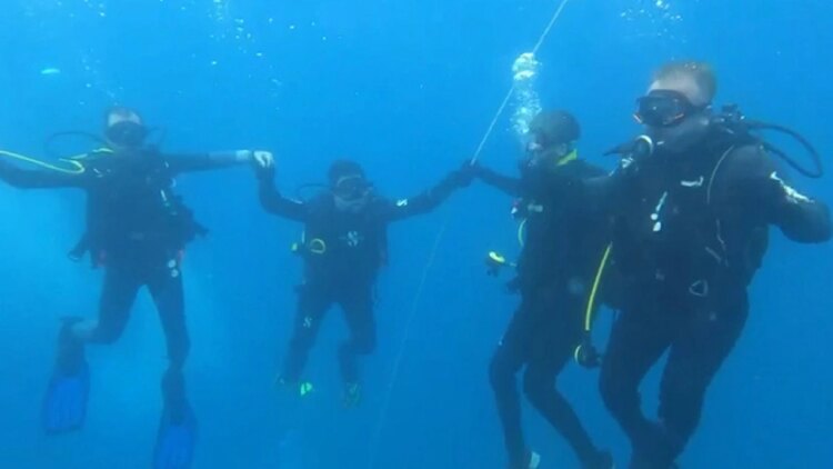 Denizin 12 Metre Altında Halay Çektiler