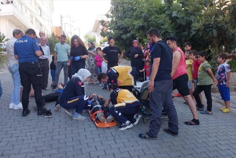 Dikkatsiz Sürücü İki Kişiyi Çarparak Yaraladı