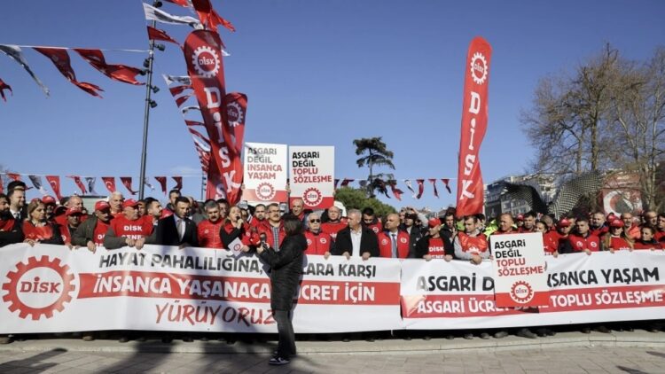 DİSK Beşiktaş Meydanı’nda Vergide Adalet İçin Basın Açıklaması Yaptı