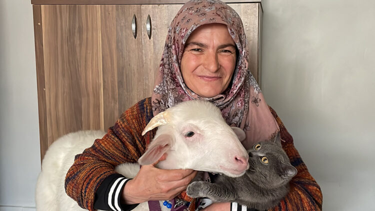 Esra Erol’da Ümmiye Güzel’den Acı İtiraf! Seçimin Maskotu Kuzuyu Pişirip Yemişler