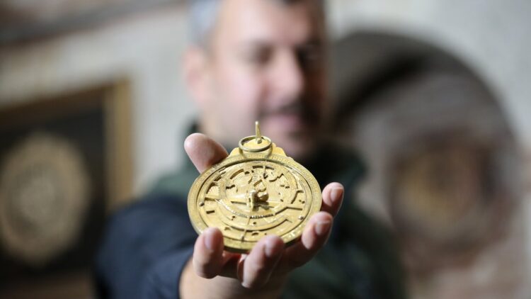 Geçmişte astronomi bilginlerinin kullandığı usturlabın replikalarını yapıyor