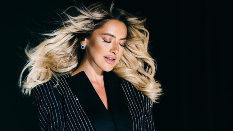 Hadise Gözyaşlarını Tutamadı! Annesinden Bahsederken Duygulandırdı