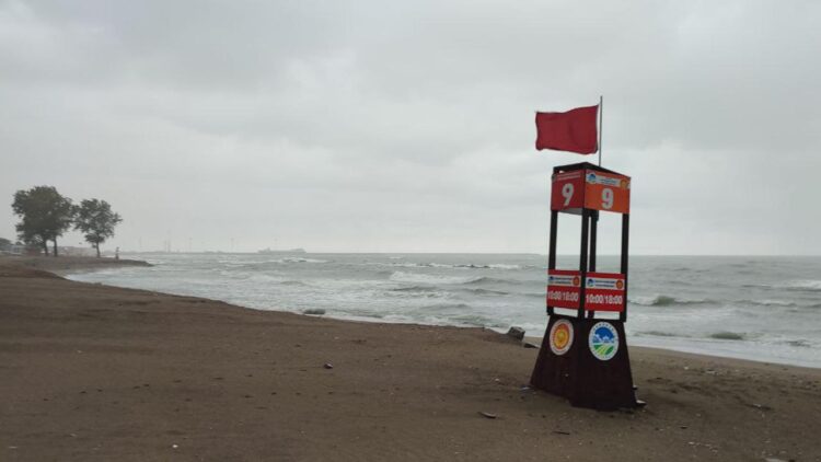 Hava Koşulları Denize Girilmesine İzin Vermiyor