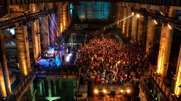 Herkesin Merak Ettiği Gizli Partilere Hangi Ünlüler Katılıyor? Kimler Kimler Orada?