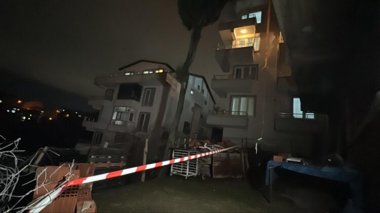 Heyelan Nedeniyle Yıkılma Tehlikesi Bulunan Bina Boşaltıldı