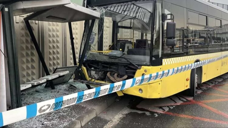 İETT Otobüsü Ümraniye’de Durağa Çarptı