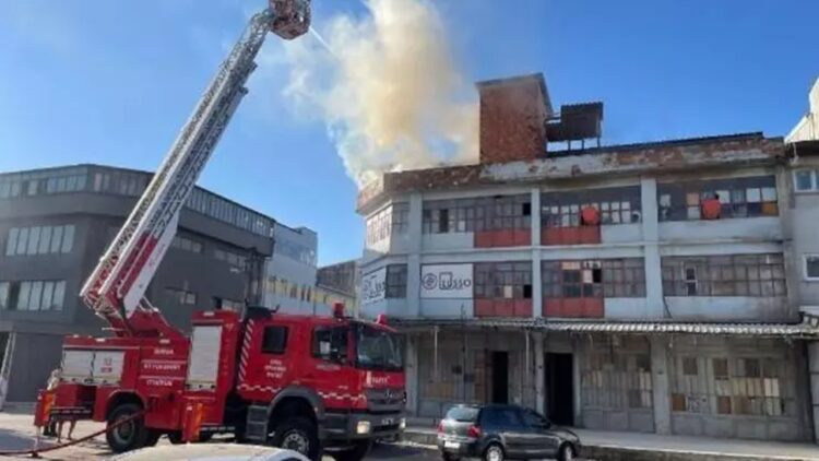 İnegöl’de Mobilya Malzemeleri Deposunda Çıkan Yangın Söndürüldü