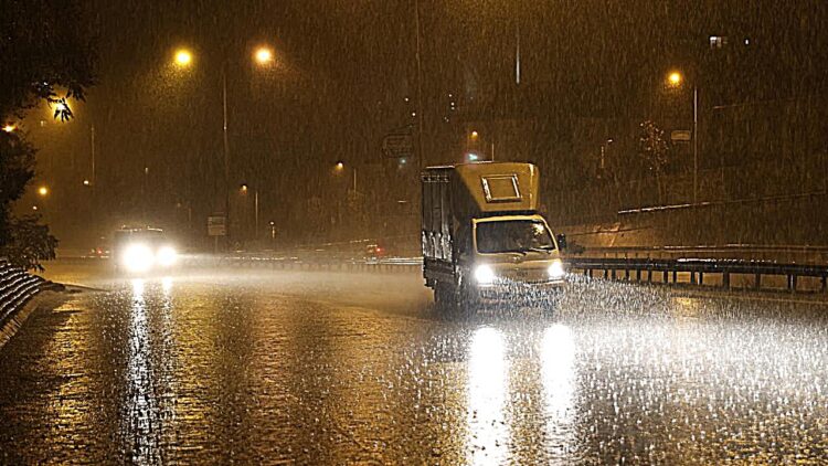 İstanbul Anadolu Yakası Sağanağa Teslim Oldu