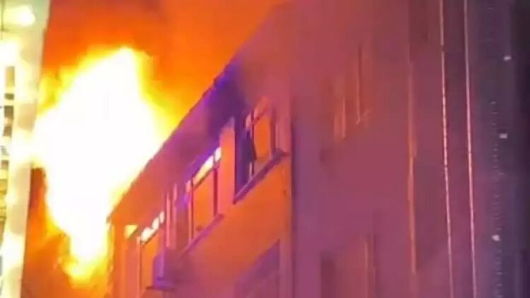 İstanbul’da Bir Binanın Çatısında Çıkan Yangın Söndürüldü