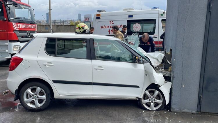 İstanbul’da Şiddetli Sağanak Yağışlar Yollara Ve Evlere Zarar Verdi