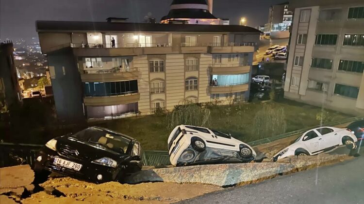 İstinat Duvarının Yıkıldı: 4 Araç Zarar Gördü