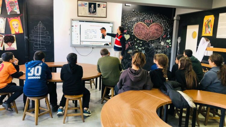 Jandarma KADES Uygulaması Bilgilendirme Faaliyetlerine Devam Ediyor