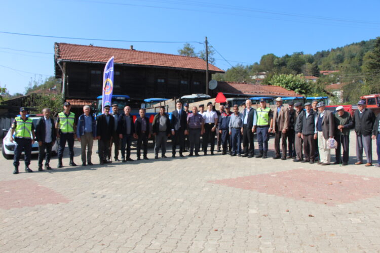 Jandarmadan Traktör Sürücülerine “Reflektör Tak Görünür Ol” Eğitimi