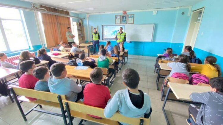 Jandarmalar Öğrencilere Trafik Eğitimi Verdi