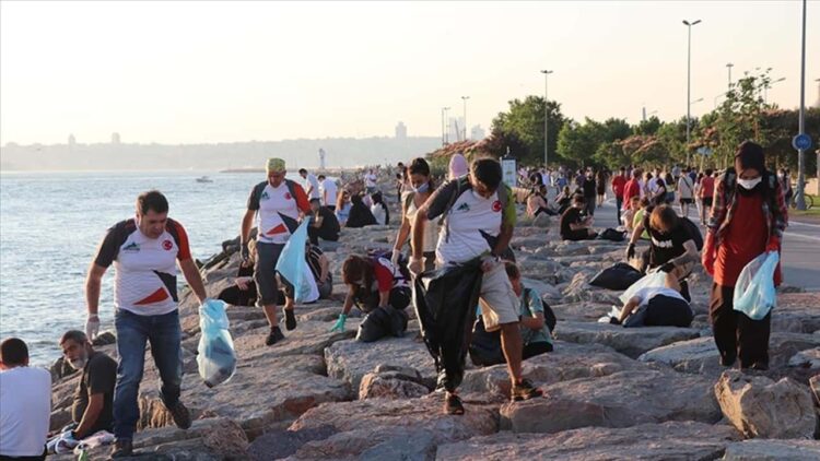 Kadıköy’de Çevre Dostları Moda Sahili’nde Temizlik Hareketi Başlattı