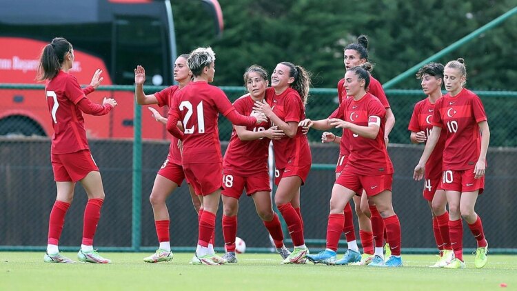 Kadın Futbolcular Eşliğinde Medya Günü