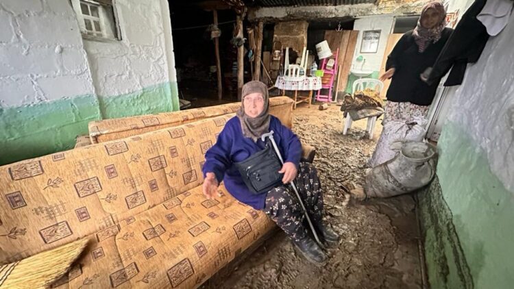 Kalabaklı Köyünde Derenin Taşması Sonucu Evleri Su Bastı