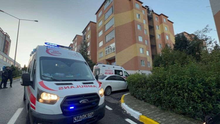 Karısını Öldürdü Oğlunu Ağır Yaraladı