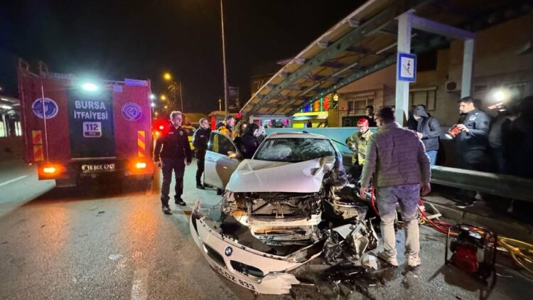 Kaza Esnasında Otomobile Sıkışan Sürücü Kurtarıldı