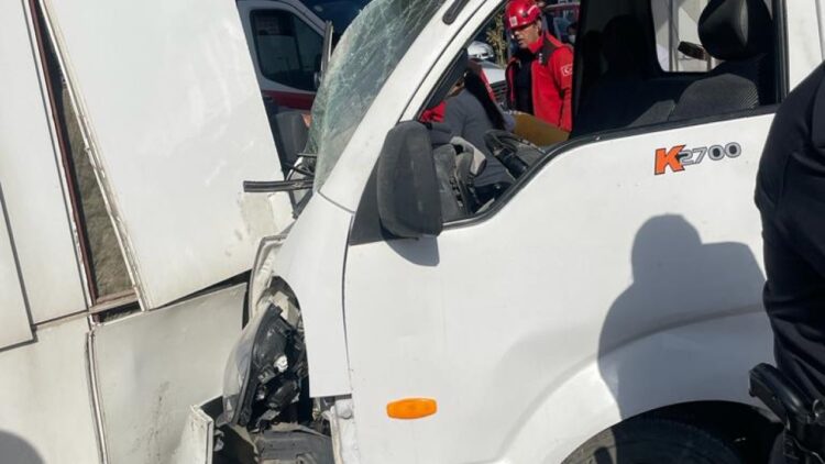 Kaza Yapan Sürücü Duvarına Çarptığı Hastanede Tedavi Altına Alındı