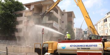 Kentsel Dönüşüm Kapsamında 5 Bina Yıkıldı