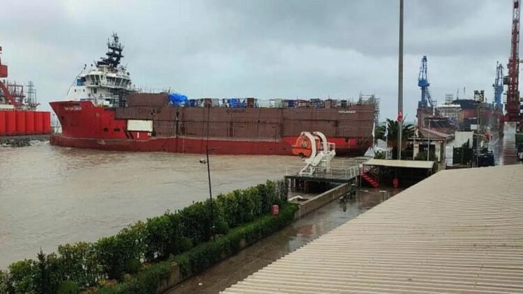 Kıyıya Sürüklenen Kuru Yük Gemisi Tersanenin İskelesine Çarptı