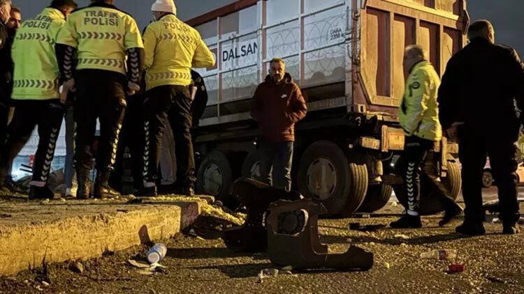 Köfte Ekmek Yiyenlerin Arasına Tır Daldı