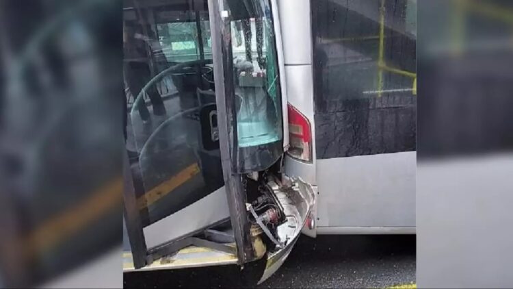 Küçükçekmece’de 2 Metrobüs Çarpıştı