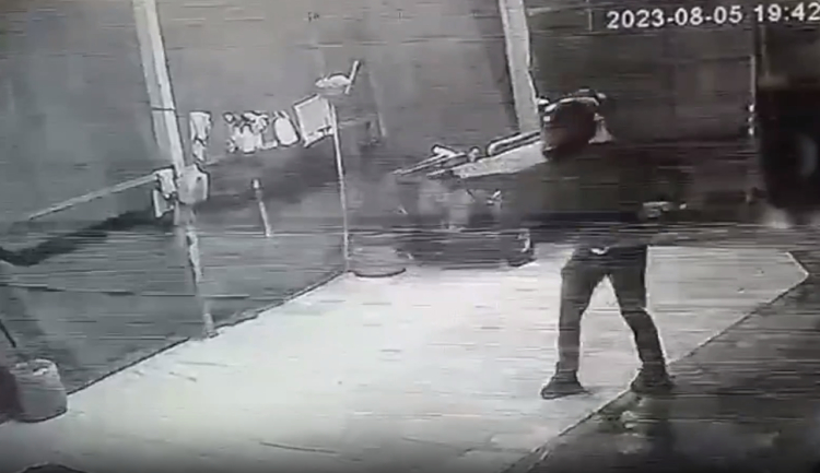 Kurşun Yağmuruna Tutuldu